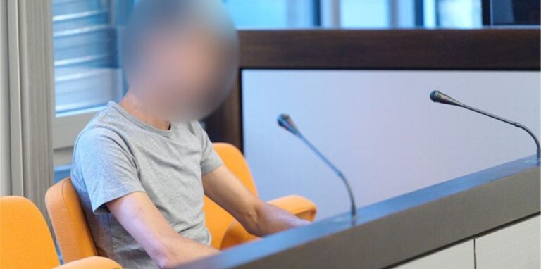 Der Angeklagte im Gerichtssaal in Wuppertal.
