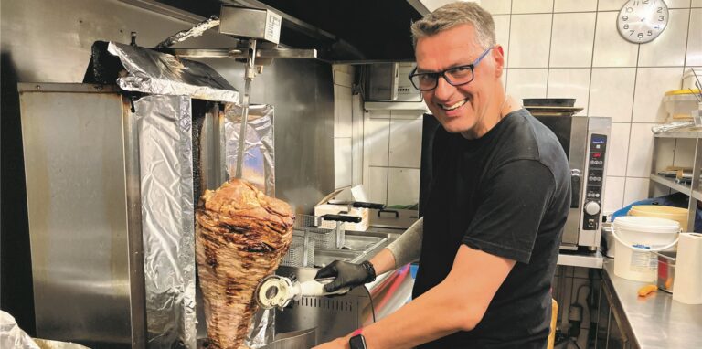Chefkoch Vaso Papastergiou am Gyros-Spieß