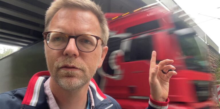 An einer Brücke an der B235 ist ein Lkw gegen die Metallkonstruktion gefahren. Unser Reporter Tobias Weckenbrock war vor Ort und zeigt auf die Stelle der Brücke, die beschädigt wurde.