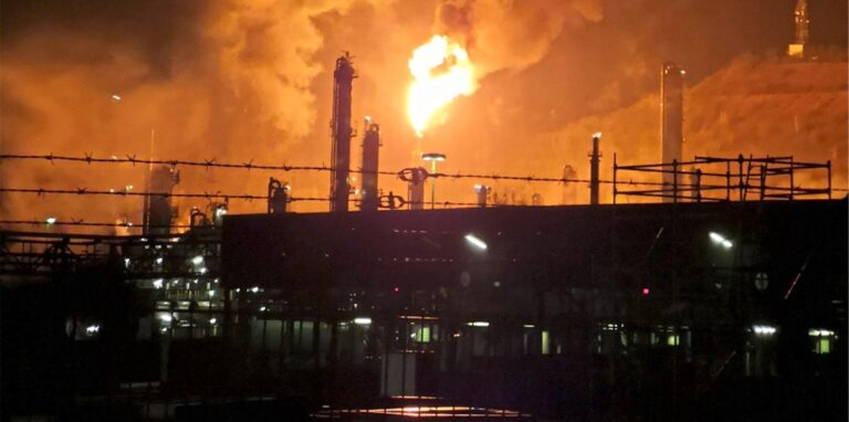 Der  BP-Standort Scholven bei einem der regelmäßig durchgeführten Fackelbetriebe. Beim Wiederanfahren von Produktionsanlagen zum Beispiel nach Wartungsarbeiten entstehen Rohgase, die über die Fackeln verbrannt werden.