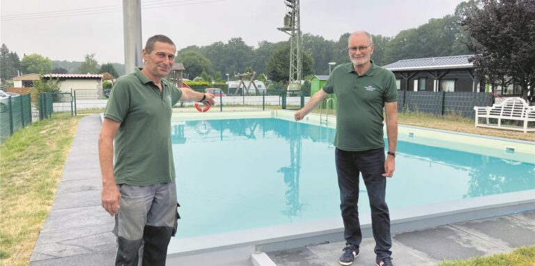 Bernd Sykora und Jürgen Bitter zeigen das renovierte Schwimmbad im Freizeitzentrum Königsmoor.