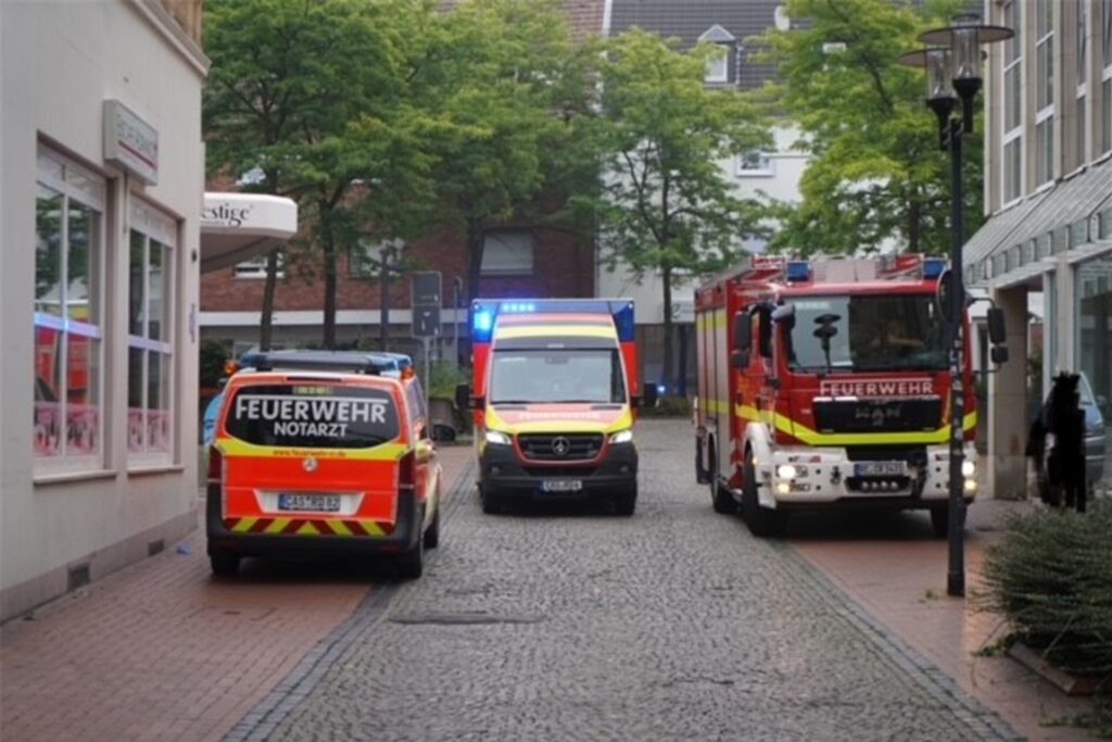 Feuerwehr, Rettungsdienst und Notarzt-Wagen stehen am Markt in der Castroper Altstadt.