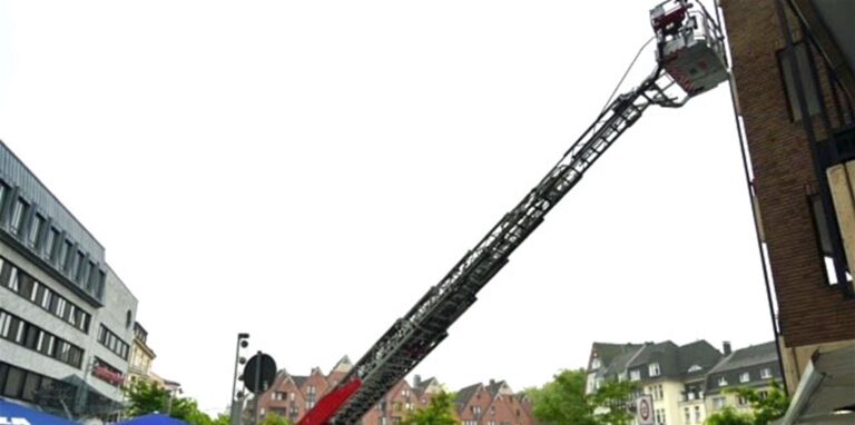 Die Feuerwehr musste am Markt über eine Drehleiter in eine Wohnung gelangen. Grund: ein medizinischer Notfall.