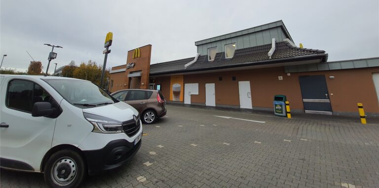 Die Bundespolizei in Dortmund hat einen gesuchten Mann nahe des Dortmunder Flughafens hilflos aufgefunden – an einem McDonald‘s in Holzwickede.
