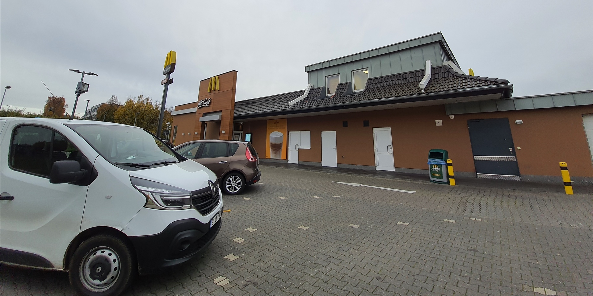 Die Bundespolizei in Dortmund hat einen gesuchten Mann nahe des Dortmunder Flughafens hilflos aufgefunden – an einem McDonald‘s in Holzwickede.