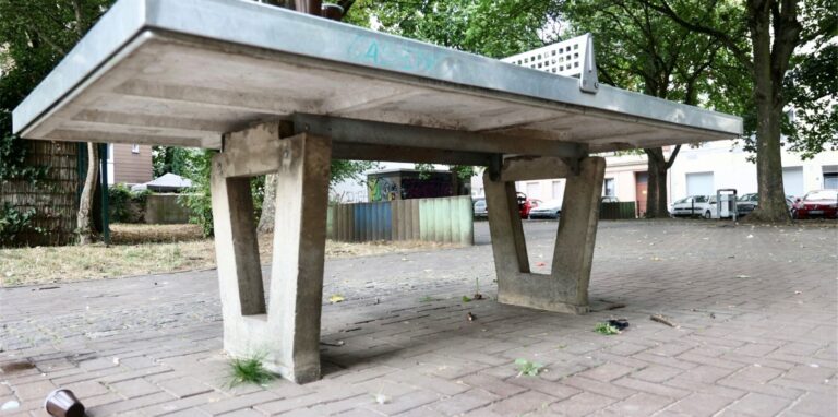In Dortmund hat die Polizei den Leichnam eines Mannes unter einer Tischtennisplatte auf einem Spielplatz aufgefunden.