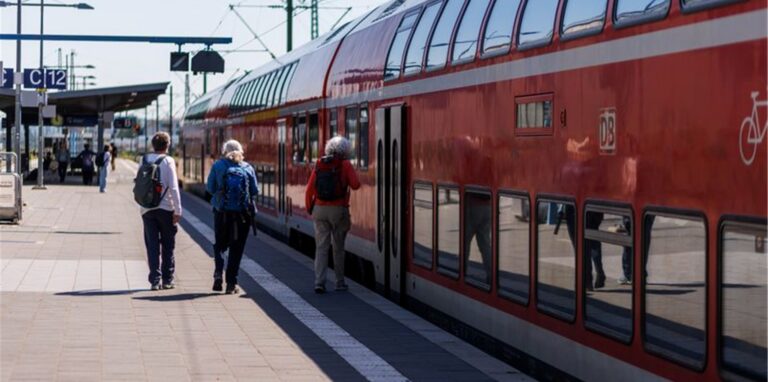 Reisende steigen in Karlsruhe in einen Regionalexpress der Deutschen Bahn.