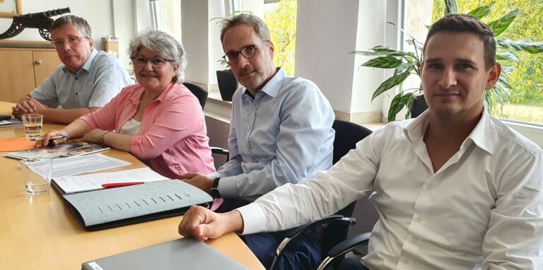 Wie Stadt und Stadtwerke mit der Gas-Krise umgehen und was auf die Bürger/innen zukommt, erläutern im Rathaus (auf dem Foto von links) Sozialdezernent Hermann Pieper, die Erste Beigeordnete Janine Feldmann, Stadtwerke-Geschäftsführer Thorsten Rattmann und Stadtwerke-Vertriebsleiter Patrick Scheffner.