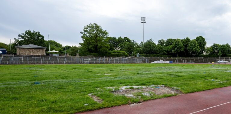 Der Rasen im Stadion Rote Erde.