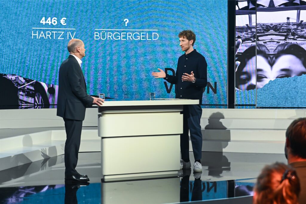 Moderator Louis Klamroth (r) spricht mit Olaf Scholz (SPD), Vizekanzler, Bundesfinanzminister und Kanzlerkandidat, bei der Fernsehsendung Moderator Louis Klamroth (r) spricht mit Olaf Scholz (SPD), Vizekanzler, Bundesfinanzminister und Kanzlerkandidat, bei der Fernsehsendung