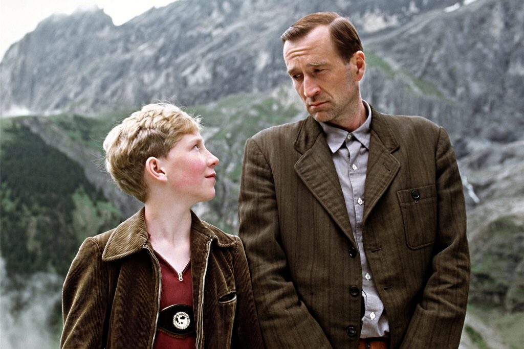 Mit 11 Jahren spielte Louis Klamroth gemeinsam mit seinem Vater im Kinofilm „Das Wunder von Bern“ unter der Regie von Sönke Wortmann. Mit 11 Jahren spielte Louis Klamroth gemeinsam mit seinem Vater im Kinofilm „Das Wunder von Bern“ unter der Regie von Sönke Wortmann.