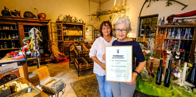 Marielis Schulte-Holthausen und Elisabeth Wuttke präsentieren den Goldenen Meisterbrief.