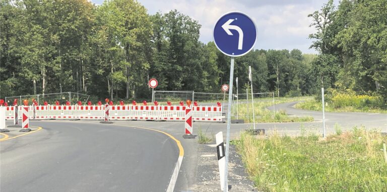Ein Baustellenzaun sperrt die im Bau befindliche Trasse der B 474n ab.