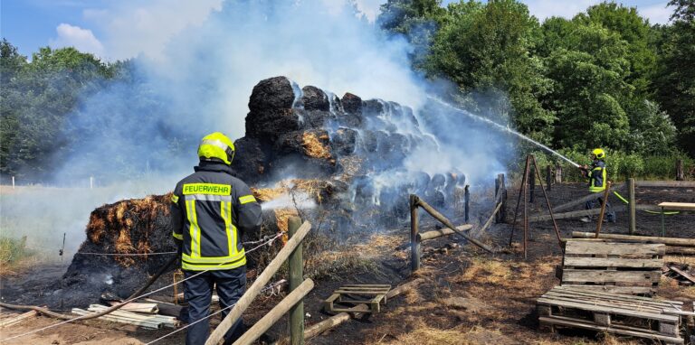 An der Forststraße musste die Feuerwehr am Freitagmittag in Brand geratene Strohballen löschen.