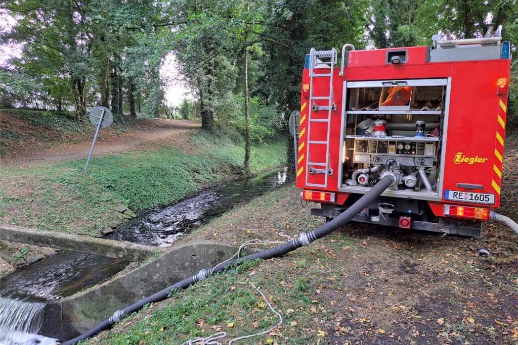 Löschwasser pumpten die Einsatzkräfte aus dem nahen Mühlenbach. Löschwasser pumpten die Einsatzkräfte aus dem nahen Mühlenbach.