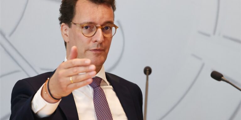 Hendrik Wüst (CDU), Ministerpräsident von Nordrhein-Westfalen, spricht in der Landespressekonferenz zu aktuellen politischen Themen.