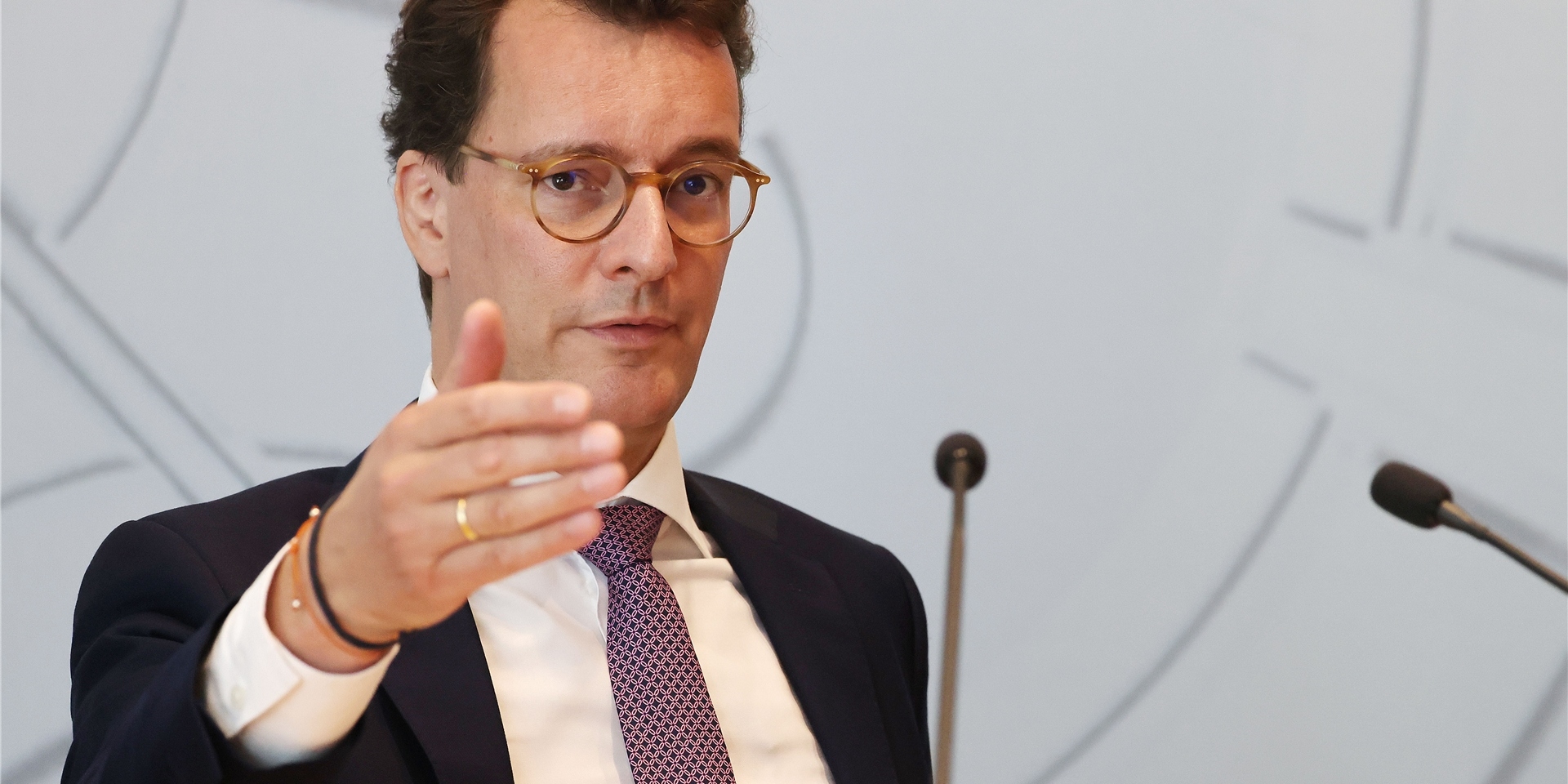 Hendrik Wüst (CDU), Ministerpräsident von Nordrhein-Westfalen, spricht in der Landespressekonferenz zu aktuellen politischen Themen.