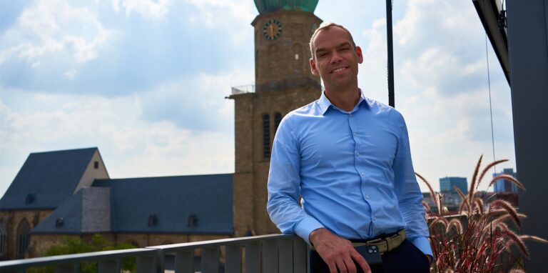 Manager Jelle Greijn zeigt im Video, wie es in seiner neuen Rooftop-Bar aussieht.