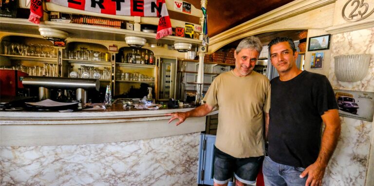 Haider Shah (42) aus Datteln übernimmt mit seinem Kompagnon Punhan Agamaliev (46) aus Gelsenkirchen (nicht im Bild) die Pizzeria Gondola von Achille Artico (links), der das Lokal 36 Jahre lang mit Ehefrau Petra betrieben hat.