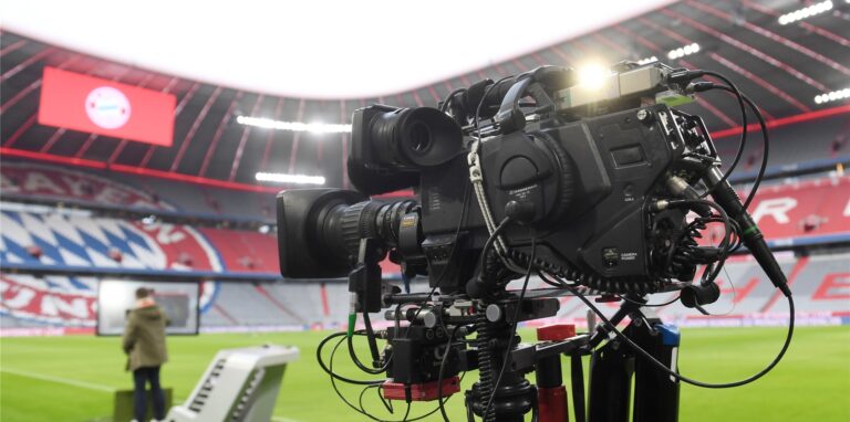 Eine TV-Kamera steht vor Spielbeginn der Begegnung Bayern München gegen Schalke 04 am Spielfeldrand in der Allianz Arena.