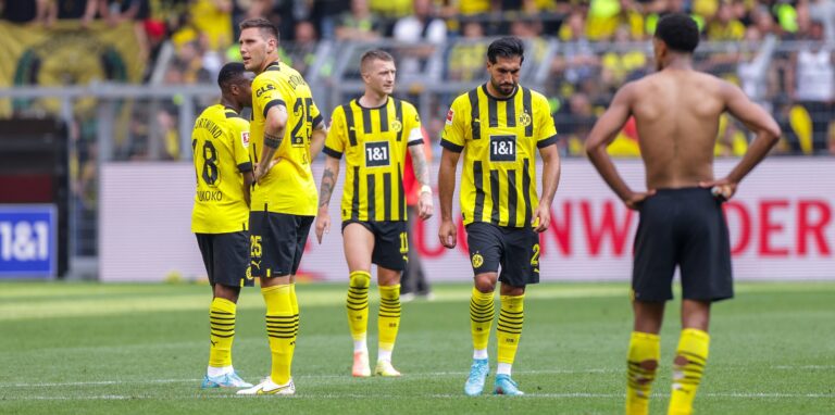 Die BVB-Spieler gehen nach dem 2:3 gegen Bremen enttäuscht vom Platz.