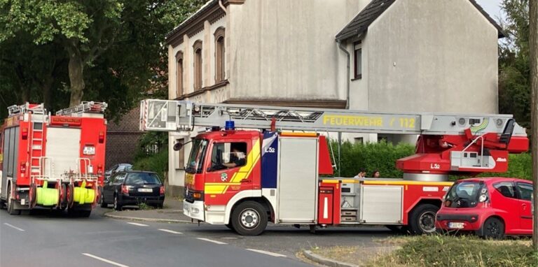 Die Feuerwehr war am Talweg im Einsatz. Hier sind Löschfahrzeug und Drehleiter der Berufsfeuerwehr an der Ecke Westerholter Straße zu sehen.