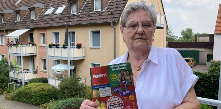 Dorothea Christians aus dem Stadtteil Grullbad in Recklinghausen hält einen Penny-Prospekt in den Händen.