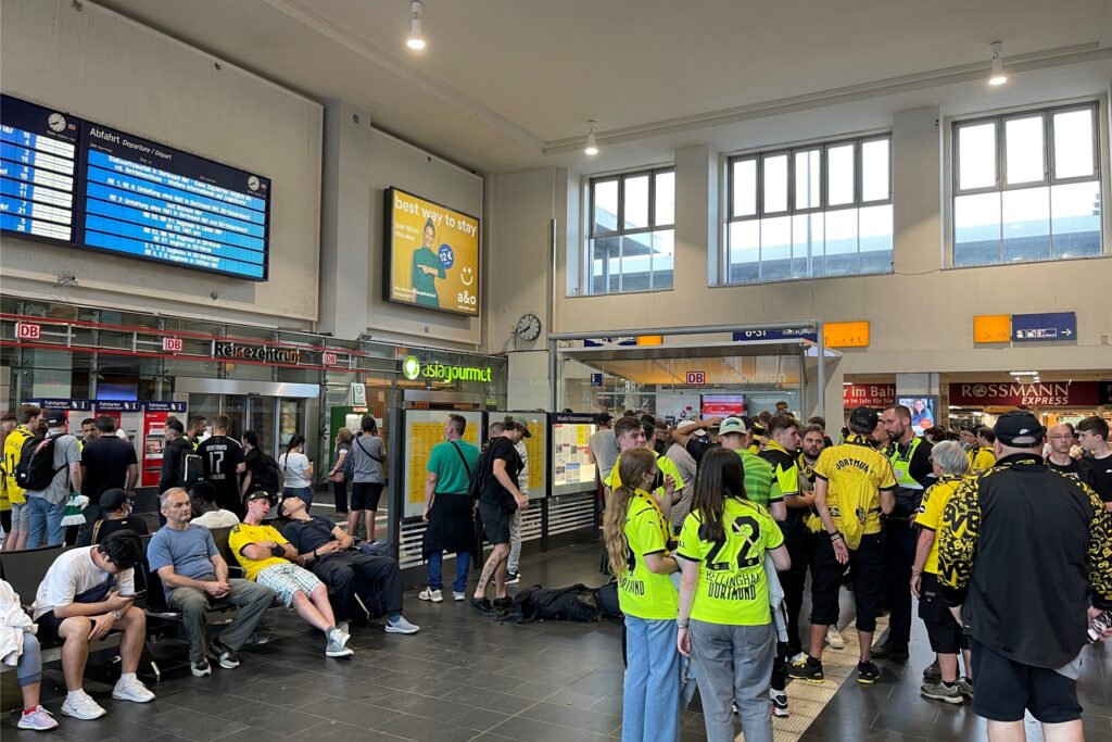 Am Abend hat sich die Wartehalle des Hauptbahnhofs nochmal gefüllt. Viele Fußballfans hatten wohl die Hoffnung, ihre Heimreise doch wieder hier antreten zu können - vergebens. Am Abend hat sich die Wartehalle des Hauptbahnhofs nochmal gefüllt. Viele Fußballfans hatten wohl die Hoffnung, ihre Heimreise doch wieder hier antreten zu können - vergebens.