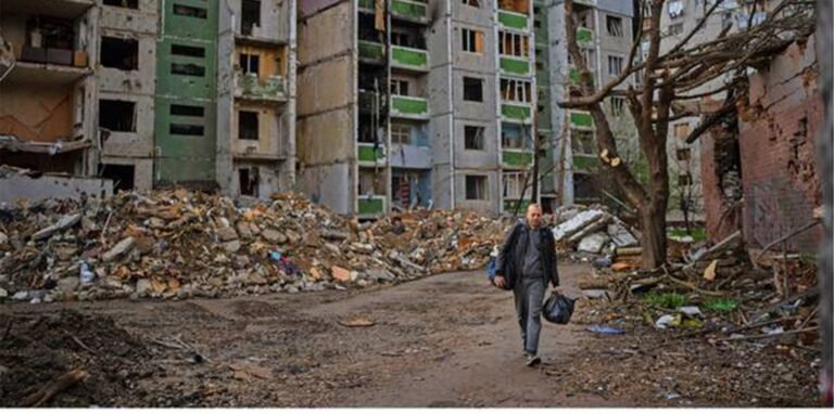 Zerstörte Straßen in Butscha Ukraine