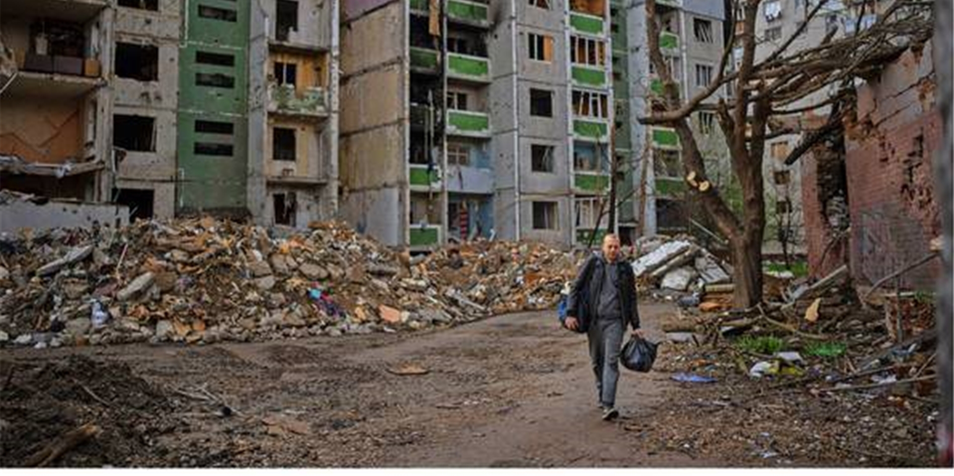 Zerstörte Straßen in Butscha Ukraine