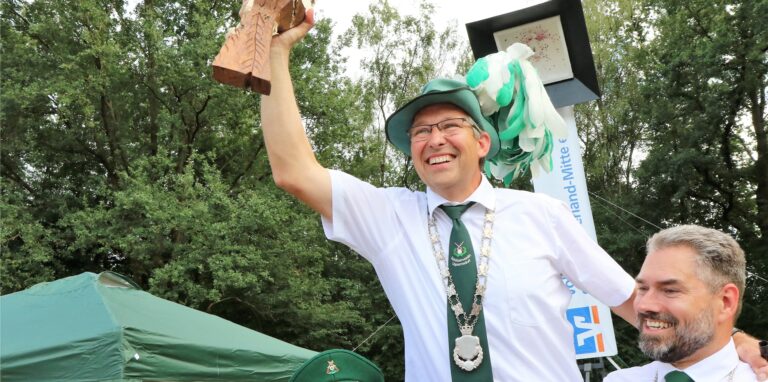 Der neue Kaiser Willi Böntert aus Lippramsdorf mit den Resten des Vogels „Pajamamami Püthusch von Hullingen.“