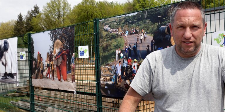 80 Fotos seiner weltweiten Fahrradtouren stellt Marco Stepniak im Gewerbegebiet an der Wallstraße auf Lkw-Planen an Firmenzäunen aus.