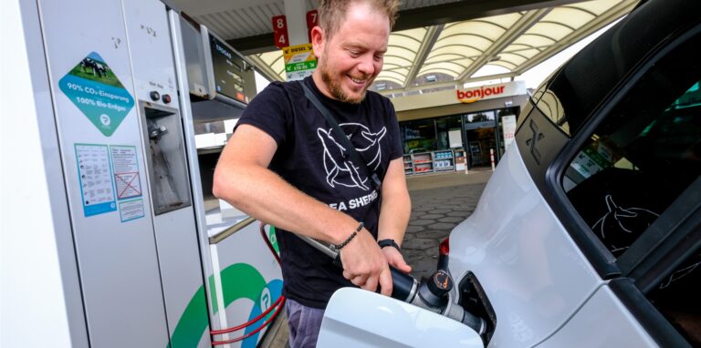 Hat gut lachen: Der Distelner Dr. Jan Hildenhagen alias James Mean tankt sein Erdgas-Auto für gerade mal 20 Euro voll.