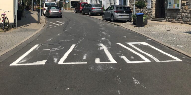 Ein nicht zu ende gemalter Zebrastreifen auf einer Straße in Essen