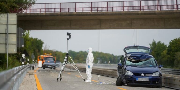 Die Unfallstelle auf der A7, Unbekannte zwei Gullydeckel auf die Autobahn geworfen hatten.