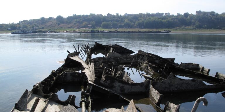 Ein Wrack der deutschen Schwarzmeerflotte, die im September 1944 von der deutschen Marine in der Donau bei dem serbischen Dorf Prahovo versenkt wurde, um den Wasserweg für Russen und jugoslawische Partisanen zu sperren
