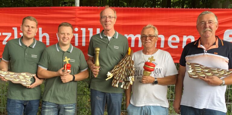 Sie haben erfolgreich getroffen (v.l.): Frank Vechtel (rechter Flügel), Alex Block (Apfel), der neue Kaiser Michael Booke (Zepter und Vogel), Klaus Block (Krone) und Jürgen Block (linker Flügel).