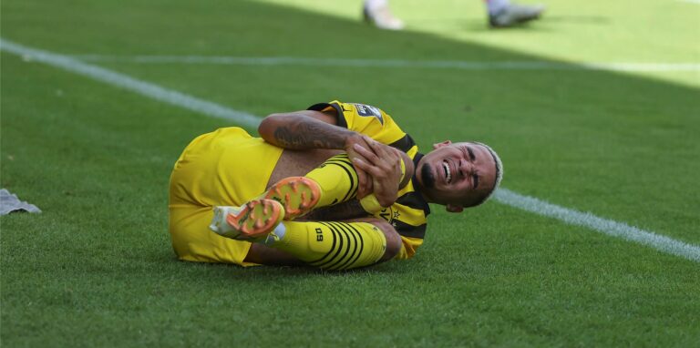 U23-Spieler Justin Njinmah liegt verletzt am Boden.
