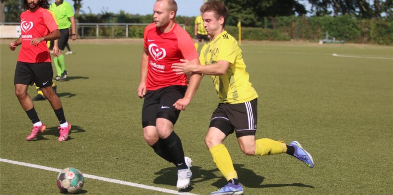 Thomas Meister (l.) und RW Erkenschwick trennten sich nach spektakulärem Spiel unentschieden von Arnd Forsmann und Westfalia Vinnum.