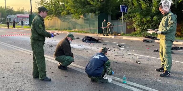 Auf diesem vom russischen Untersuchungsausschuss veröffentlichten Handout-Foto arbeiten Ermittler am Ort der Explosion eines von Daria Dugina gefahrenen Autos außerhalb von Moskau.