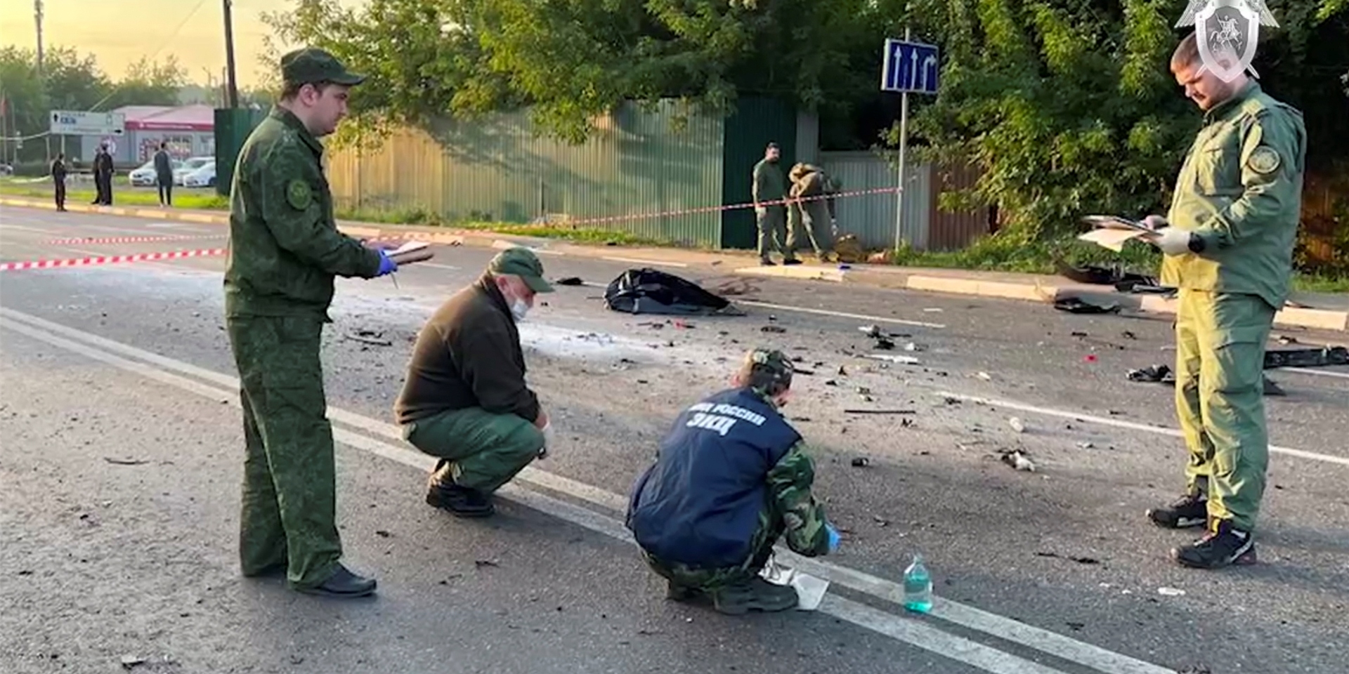 Auf diesem vom russischen Untersuchungsausschuss veröffentlichten Handout-Foto arbeiten Ermittler am Ort der Explosion eines von Daria Dugina gefahrenen Autos außerhalb von Moskau.