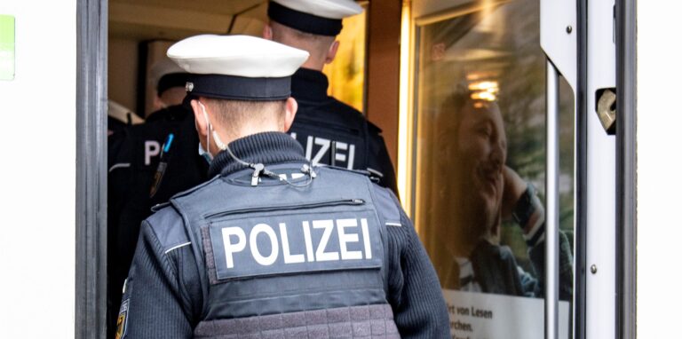 Bundespolizisten steigen in einen Zug.