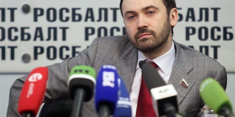 Ilya Ponomarev bei einer Pressekonferenz. Heute lebt der Politiker im Exil.