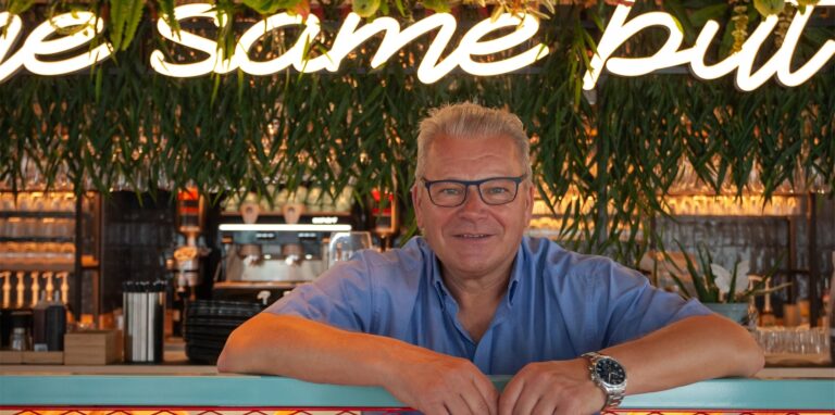 Uwe Suberg eröffnet eine neue Gastronomie am Marktplatz: Noah’s Place soll eine jüngere Zielgruppe ansprechen und Getränke und Speisen aus der ganzen Welt nach Olfen bringen.