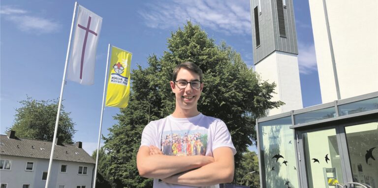 Der neue Jugendreferent Jan Fialski vor der Dreifaltigkeitskirche
