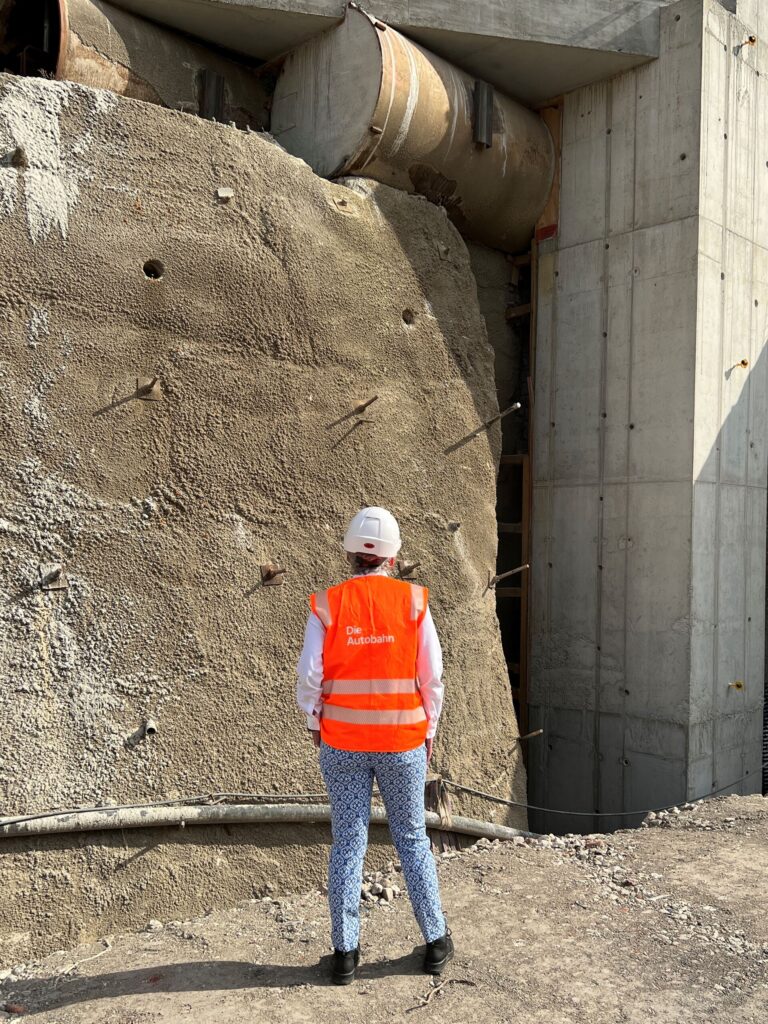 Ein Schutzschirm aus Rohren wurde eingeschoben und mit Beton gefüllt. Damit soll die Stabilität der Bahngleise gesichert werden. Ein Schutzschirm aus Rohren wurde eingeschoben und mit Beton gefüllt. Damit soll die Stabilität der Bahngleise gesichert werden.