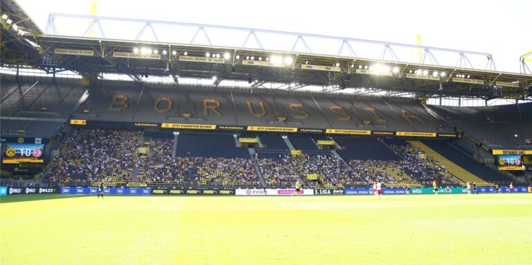Eine Tribüne im Signal Iduna Park.