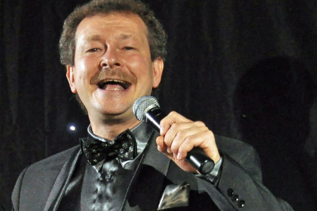 Kein Sommerfest ohne Dieter Felke: Das Westerholter Entertainer-Urgestein führt durch das Bühnenprogramm und sorgt auch selbst musikalisch für Stimmung.