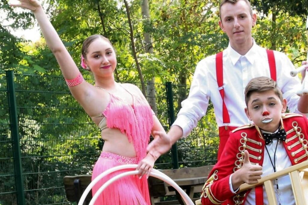 Der „Circus Antavia“ ist mit seiner Show am Samstag und Sonntag auf der Bahnhofstraße unterwegs.