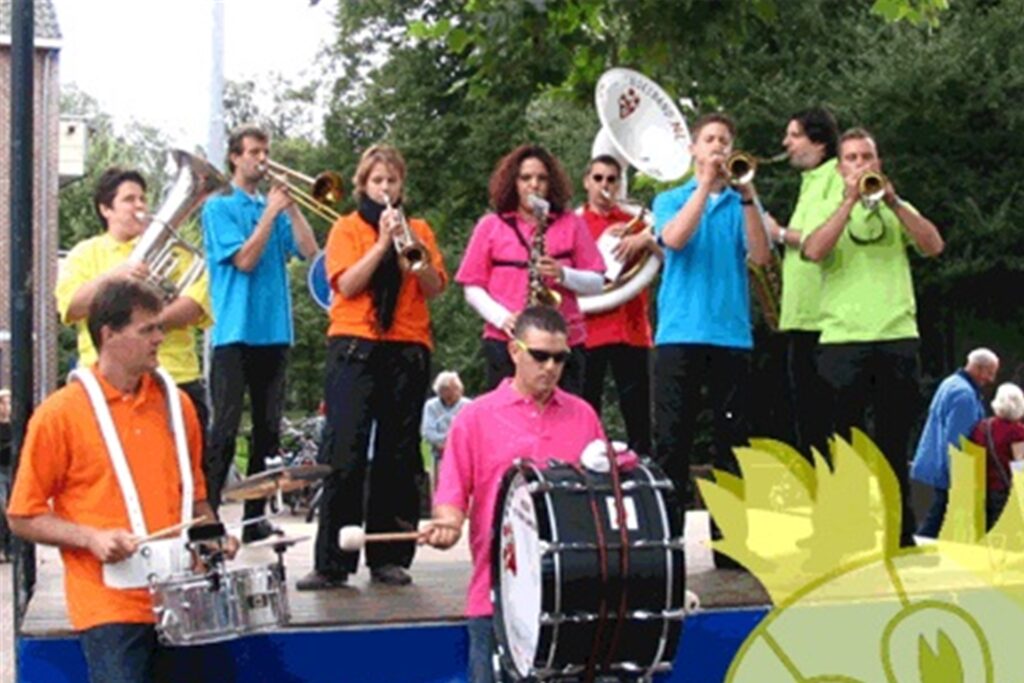 „De Vlaermoesband“: Die spritzige Marching-Band ist am Sonntag auf der Bahnhofstraße anzutreffen.